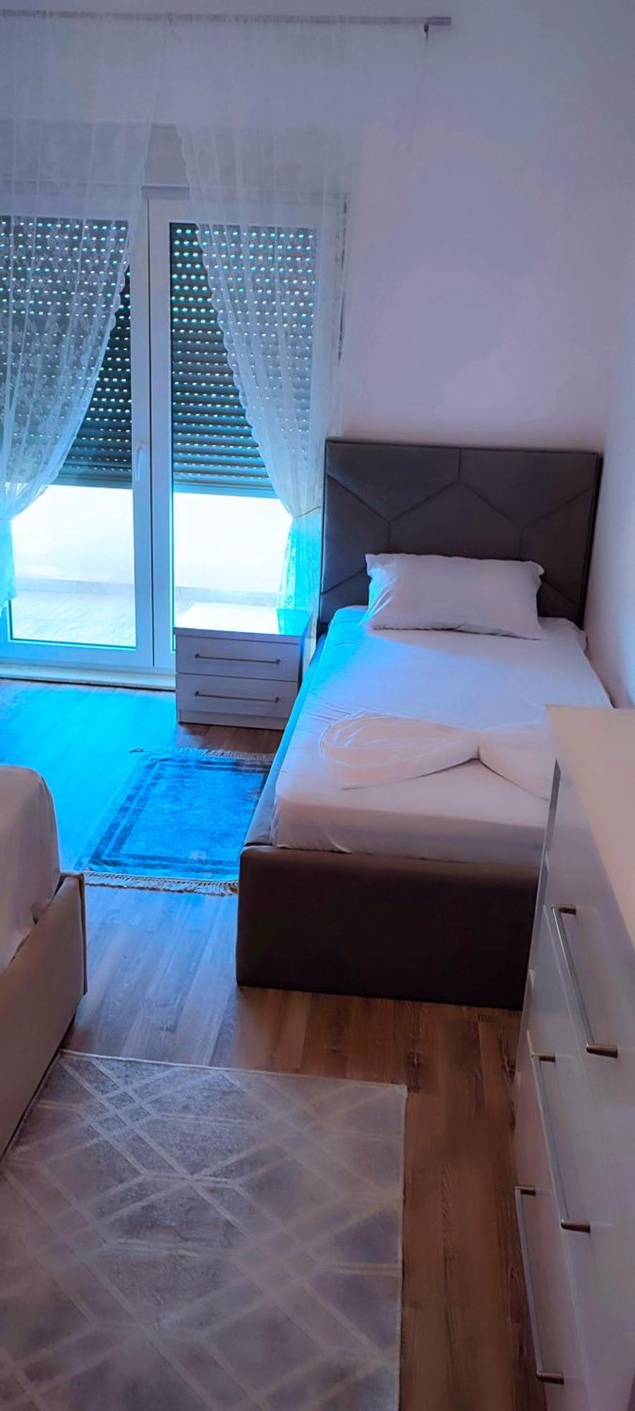 Sabi Apartment Golem Qerret Rum bild